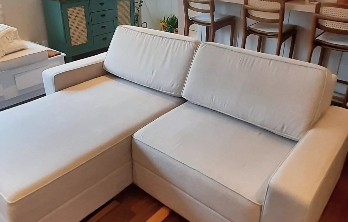 Sala de apartamento em São Paulo com sofá claro atendido pela LCA
