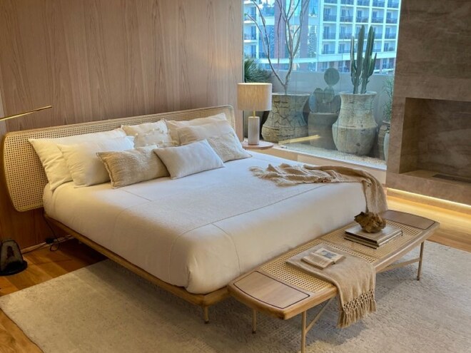 Quarto de alto padrão com colchão preparado para higienização profissional