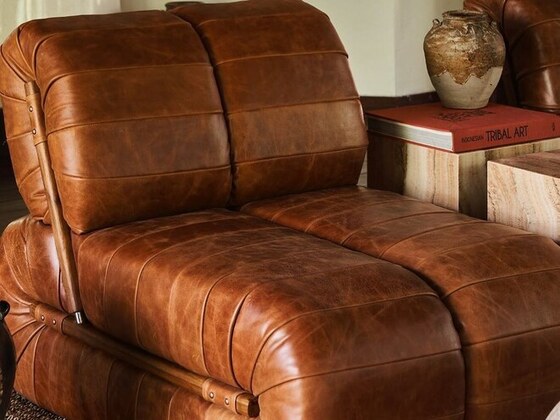Poltrona de couro natural recebendo limpeza e hidratação profissional