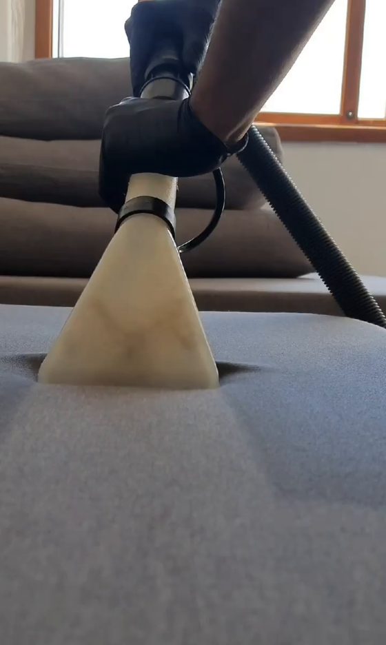 Bico de extração abrindo uma faixa visivelmente mais clara sobre o tecido