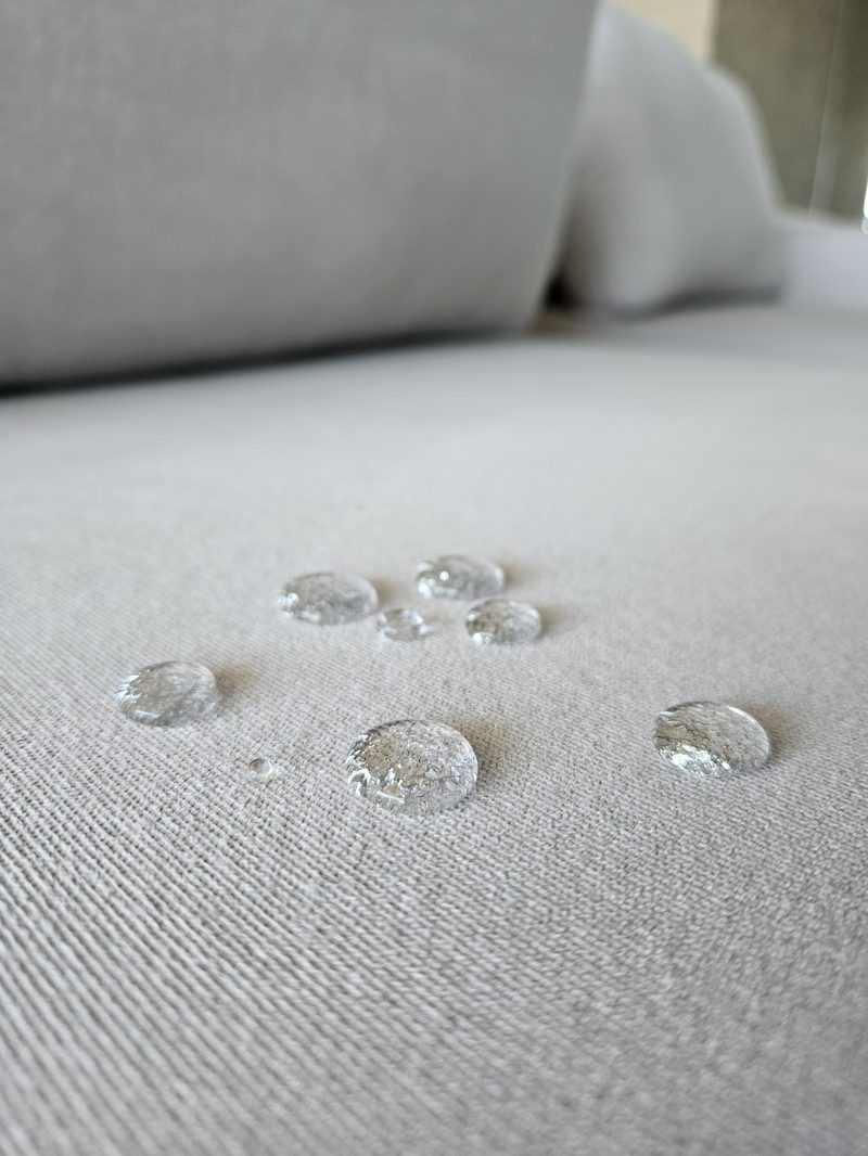 Gotas transparentes sobre tecido tratado
